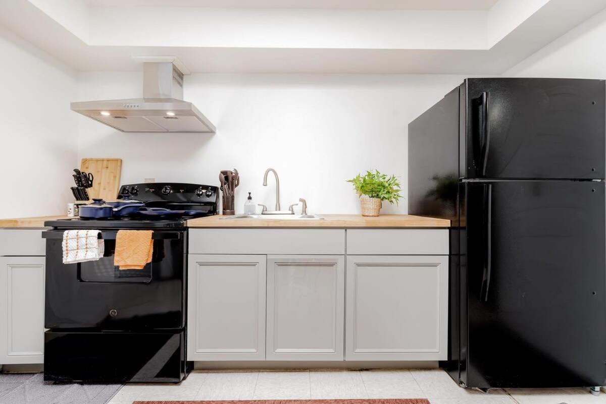 Cozysuites Cwe King Suite With Parking! Tower Grove Экстерьер фото